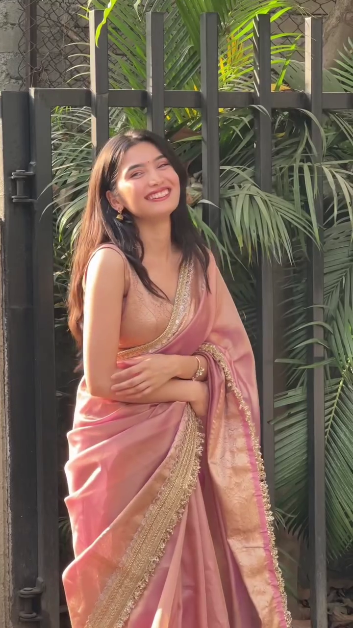 🌺👑 “Rose Radiance” – Blush Saree of Golden Grace & Timeless Charm 🌺👑