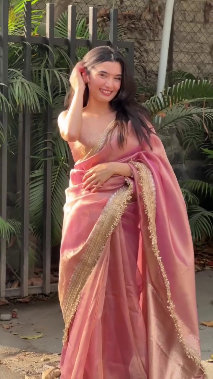 🌺👑 “Rose Radiance” – Blush Saree of Golden Grace & Timeless Charm 🌺👑