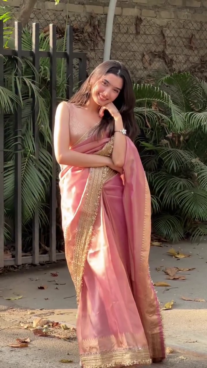 🌺👑 “Rose Radiance” – Blush Saree of Golden Grace & Timeless Charm 🌺👑