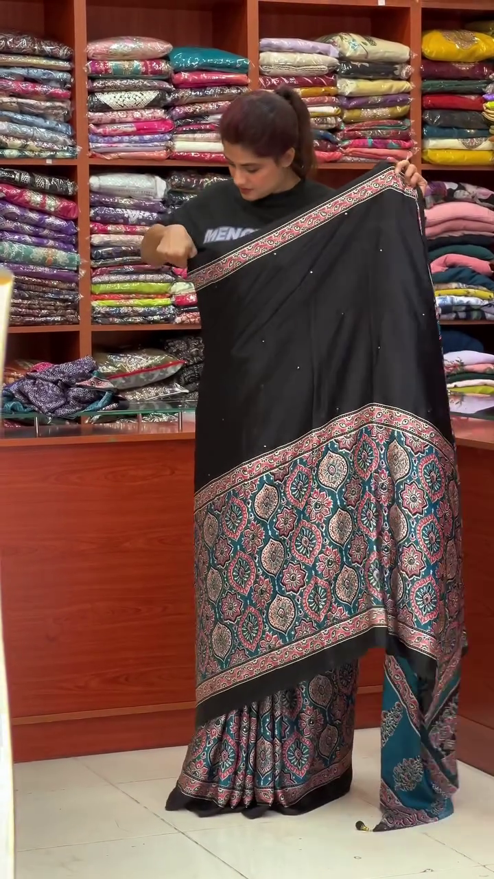 “Midnight Bloom Saree with Paisley Pallu – A Tapestry of Tradition & Grace”🖤🌺👘✨