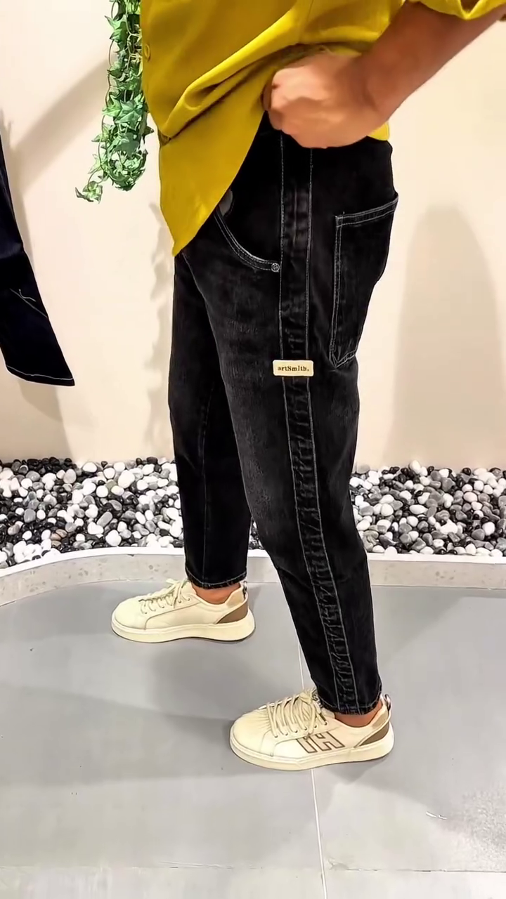“Noir Stitch Denim Jeans with Golden Fade – A Bold Statement of Street Elegance” 🖤👖⚡👟