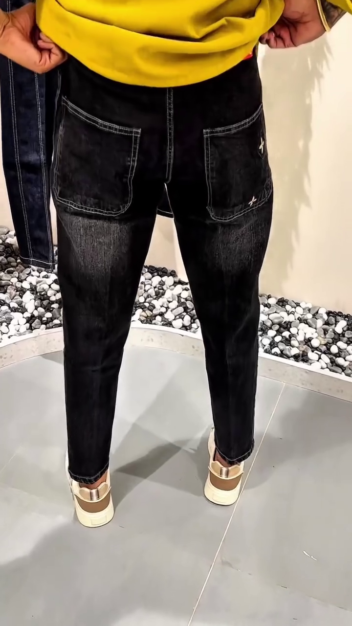 “Noir Stitch Denim Jeans with Golden Fade – A Bold Statement of Street Elegance” 🖤👖⚡👟