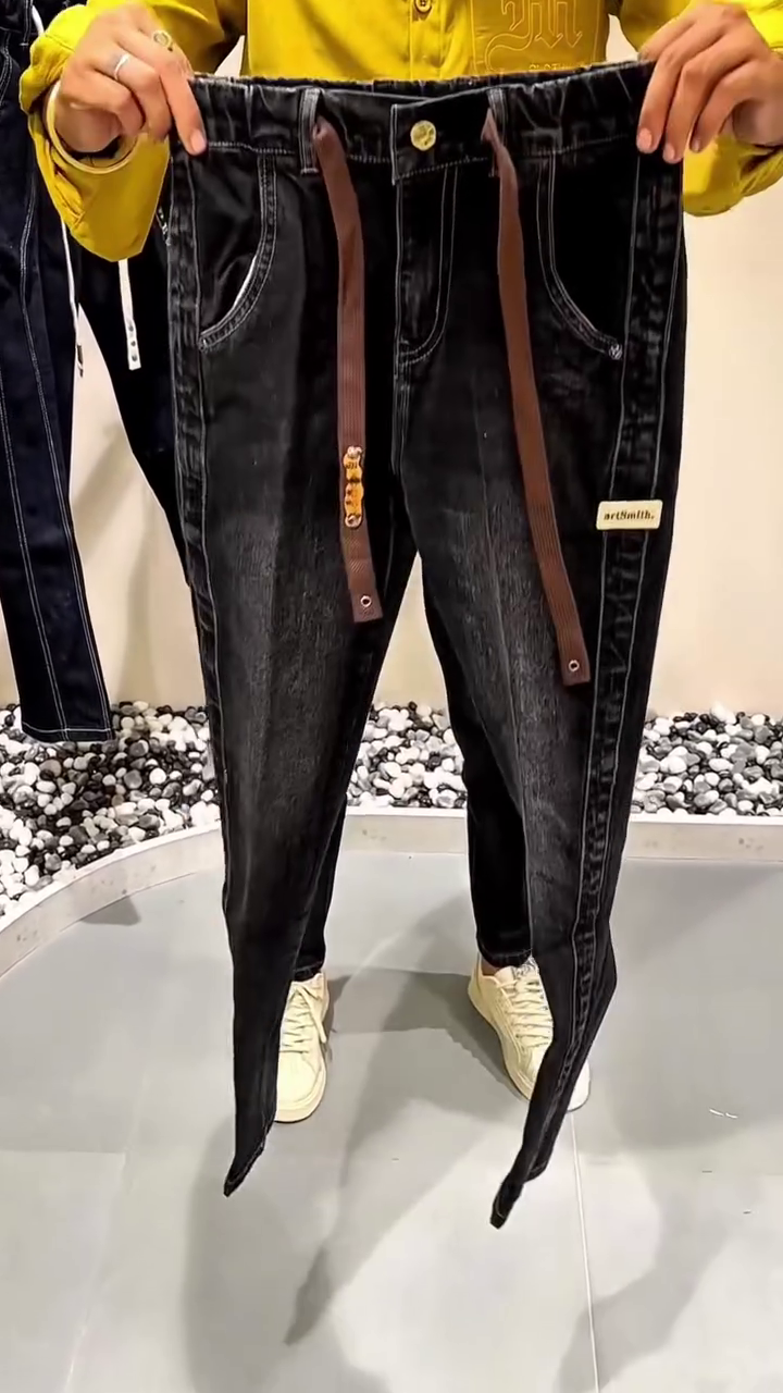 “Noir Stitch Denim Jeans with Golden Fade – A Bold Statement of Street Elegance” 🖤👖⚡👟