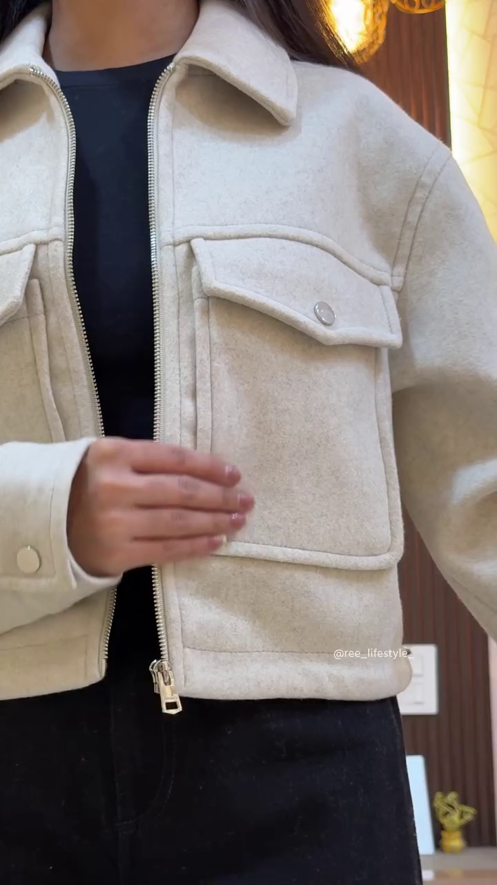 Beige Cropped Zip‑Up Utility Jacket with Front Flap Pockets Styled with Black High‑Waist Wide‑Leg Pants for Street‑Chic Winter Outfit” 🤍