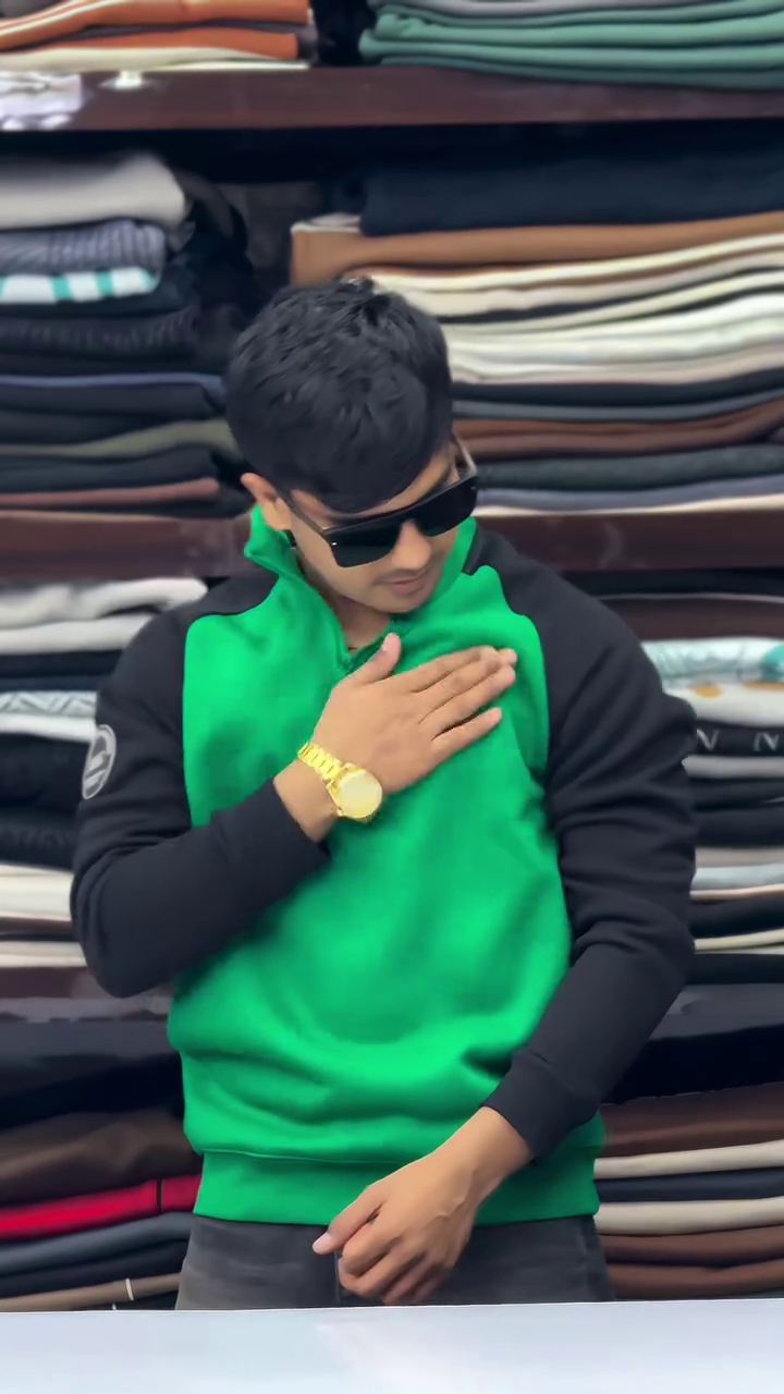 Green & White Colorblock Half‑Zip High‑Neck Fleece Winter Sweatshirt with Arm Badge Detailing for Men” 💚