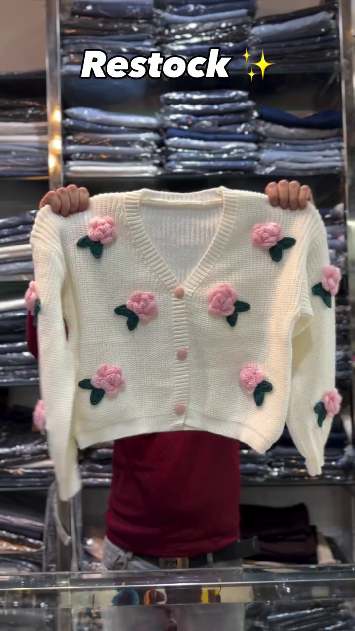 Cream Chunky‑Knit Cropped Cardigan with 3D Red Rose Appliqué and Contrast Buttons for Cute Winter Looks”