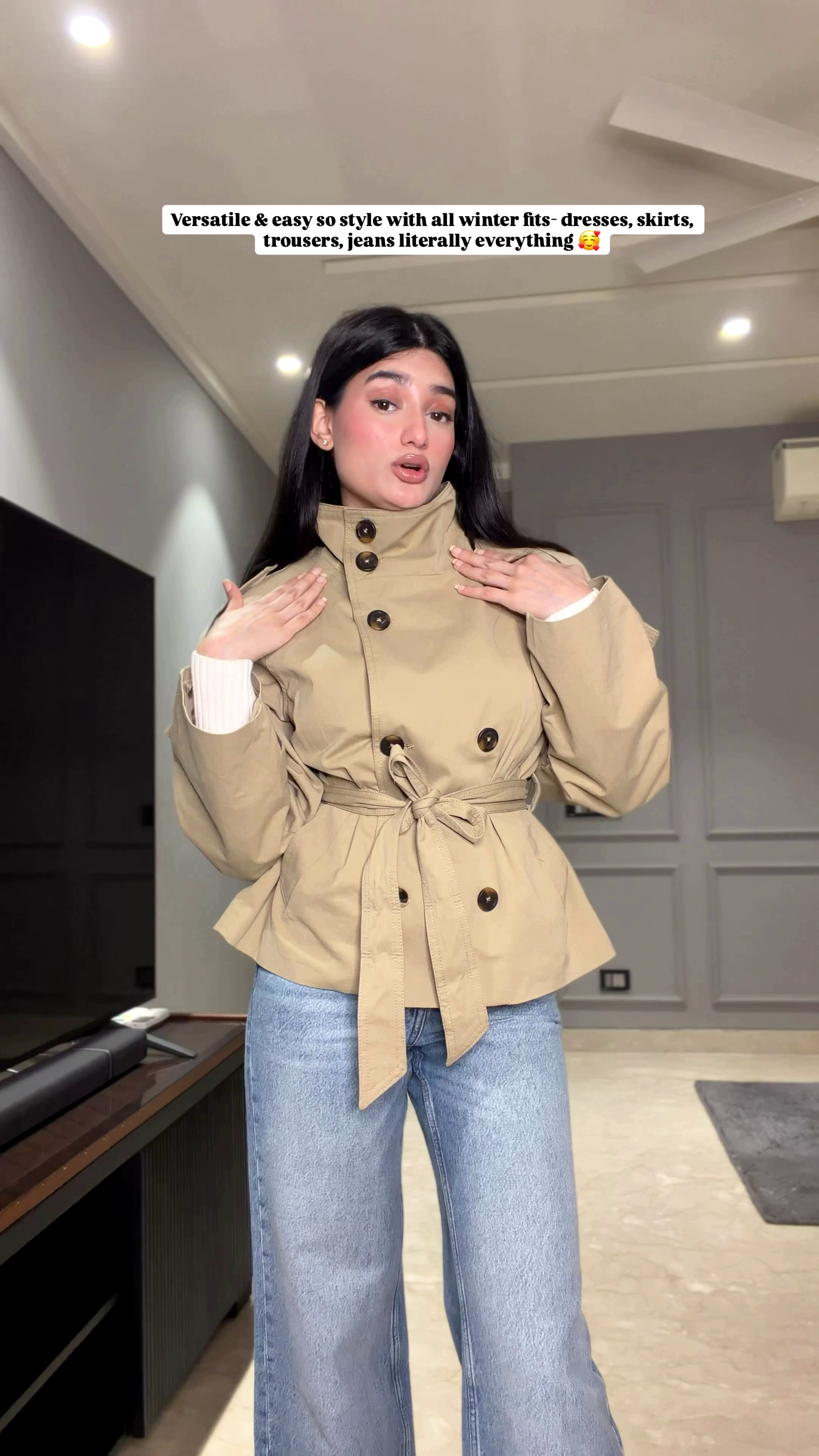 Sand Beige Double‑Breasted Short Trench Jacket with Wide Lapels and Adjustable Cuff Tabs for Everyday Winter Layering” 🧥