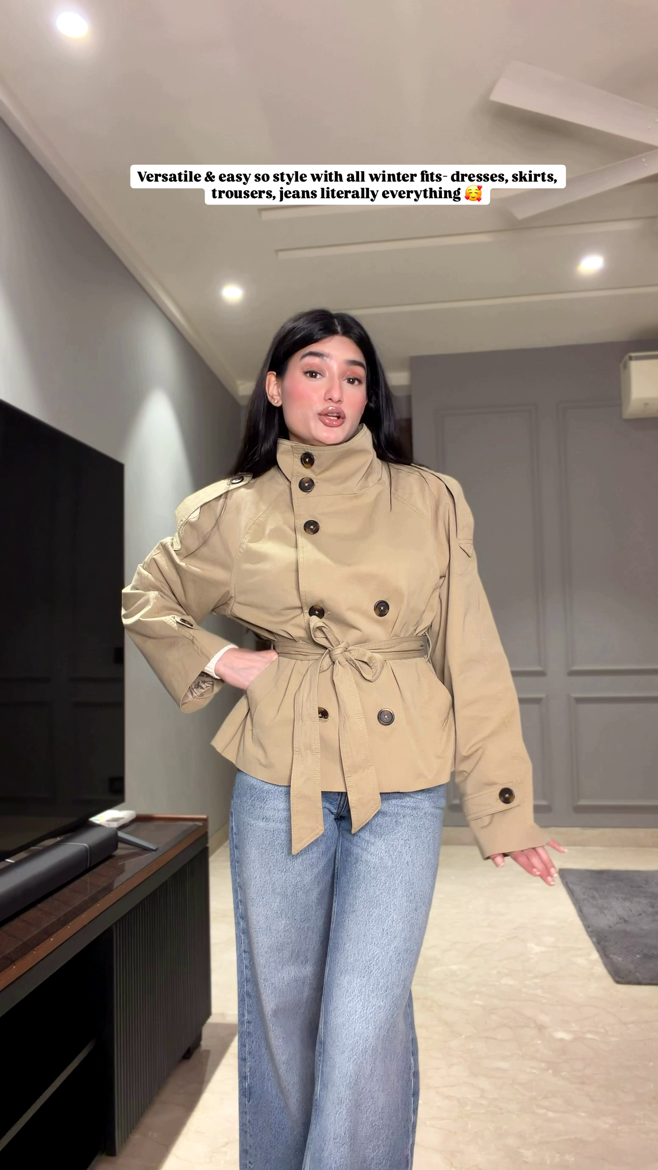 Sand Beige Double‑Breasted Short Trench Jacket with Wide Lapels and Adjustable Cuff Tabs for Everyday Winter Layering” 🧥