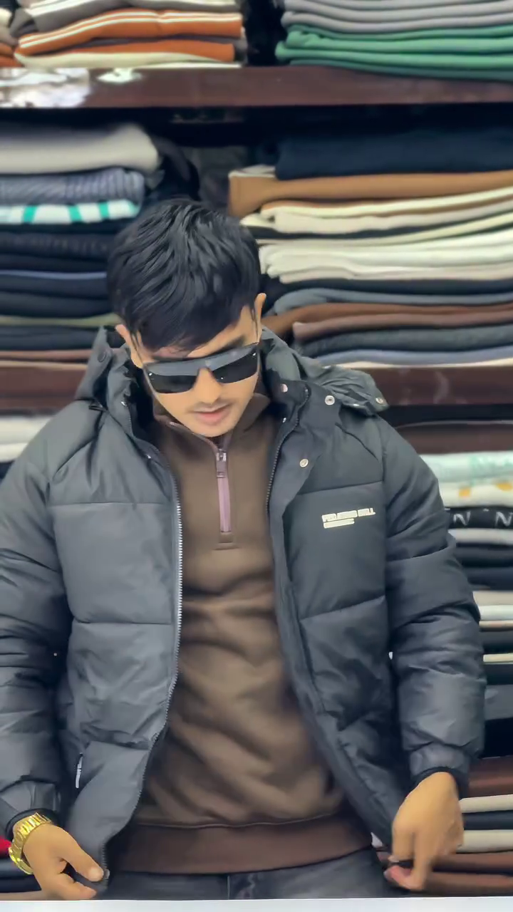 Ivory Heavy Puffer Jacket with Detachable Hood, Front Zip Closure and Utility Pockets for Men’s Extreme Winter Wear” ❄️