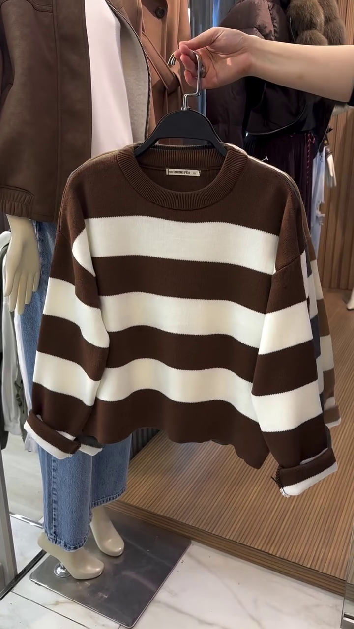 Black & White Bold Horizontal Stripe Oversized Cropped Knit Sweater with Drop Shoulders for Casual Street Style” 🖤