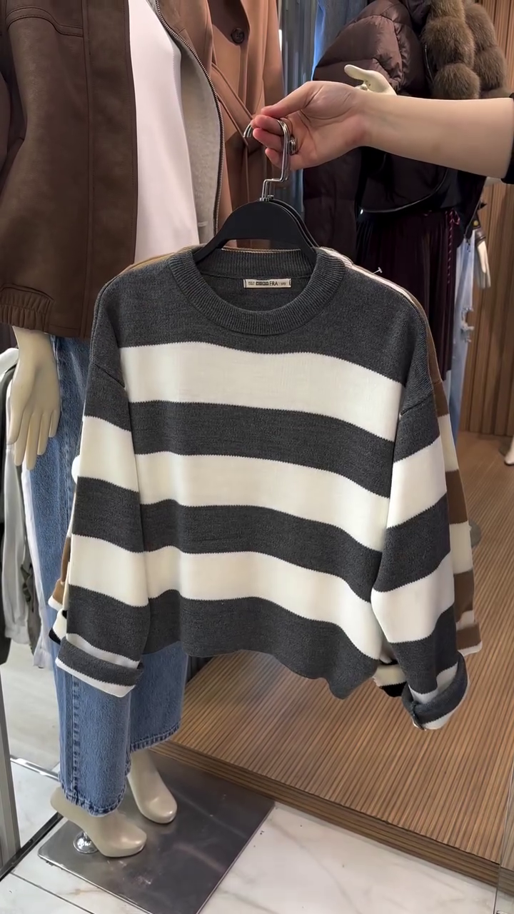 Black & White Bold Horizontal Stripe Oversized Cropped Knit Sweater with Drop Shoulders for Casual Street Style” 🖤