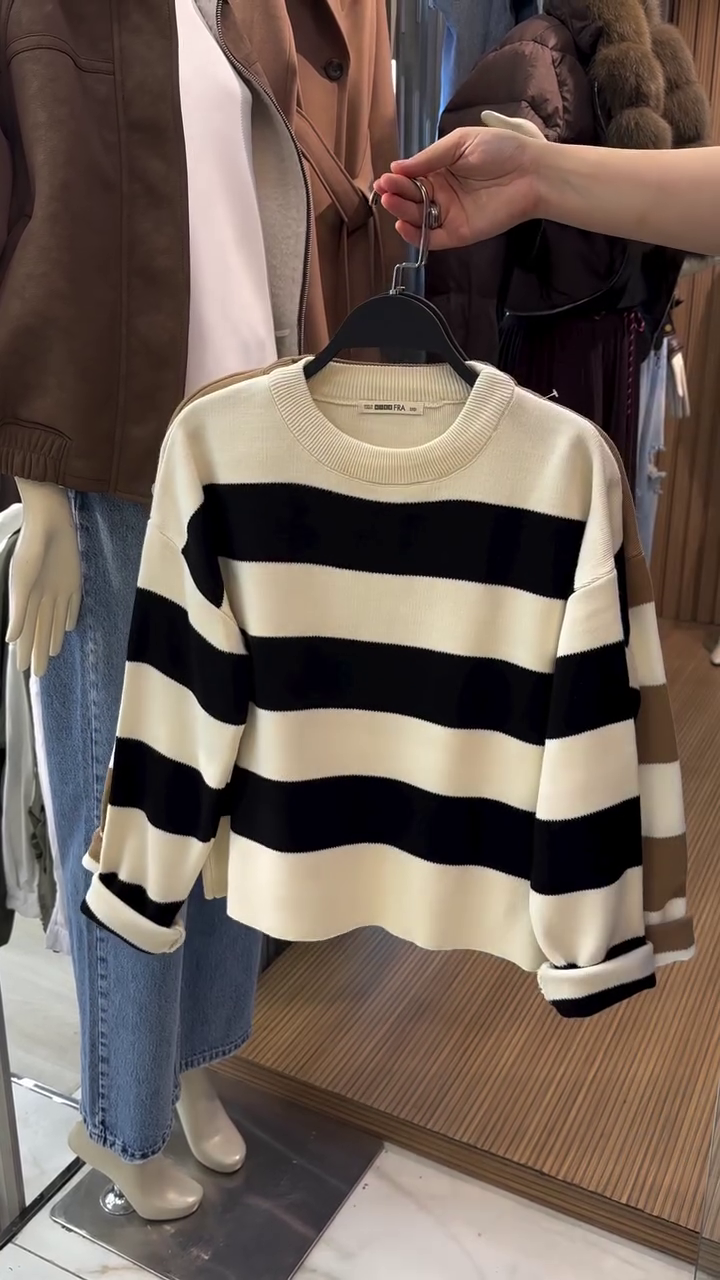 Black & White Bold Horizontal Stripe Oversized Cropped Knit Sweater with Drop Shoulders for Casual Street Style” 🖤