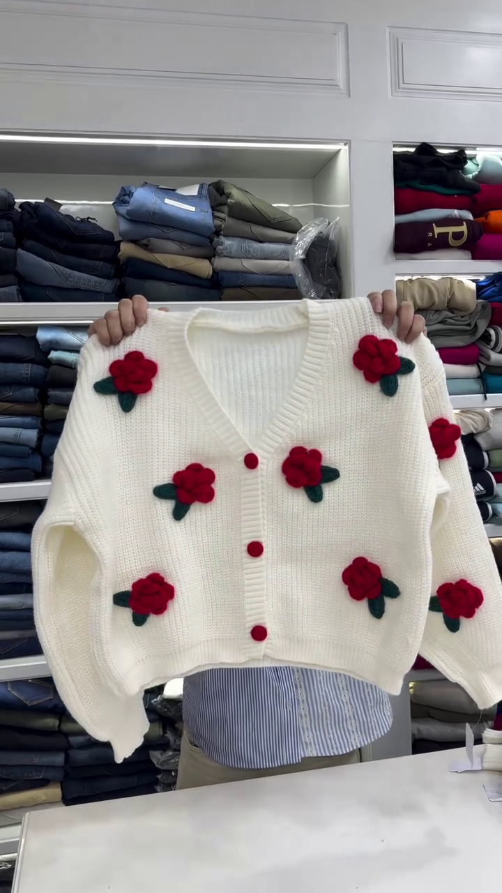 Cream Chunky‑Knit Cropped Cardigan with 3D Pink Bow Appliqués and Contrast Buttons for Cute Winter Looks” 🎀