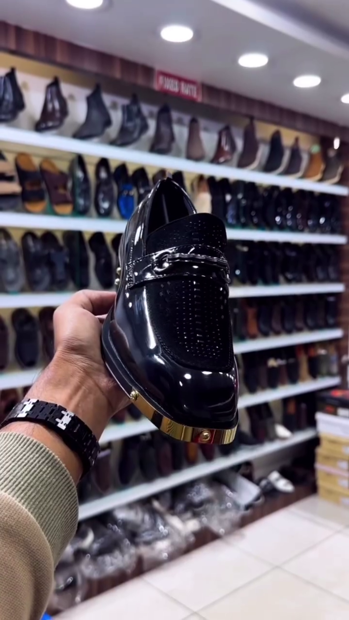 Elegant Glossy Black Slingback Shoes 🖤✨ with Gold Accent Detailing 💛 and Decorative Perforations 🌟
