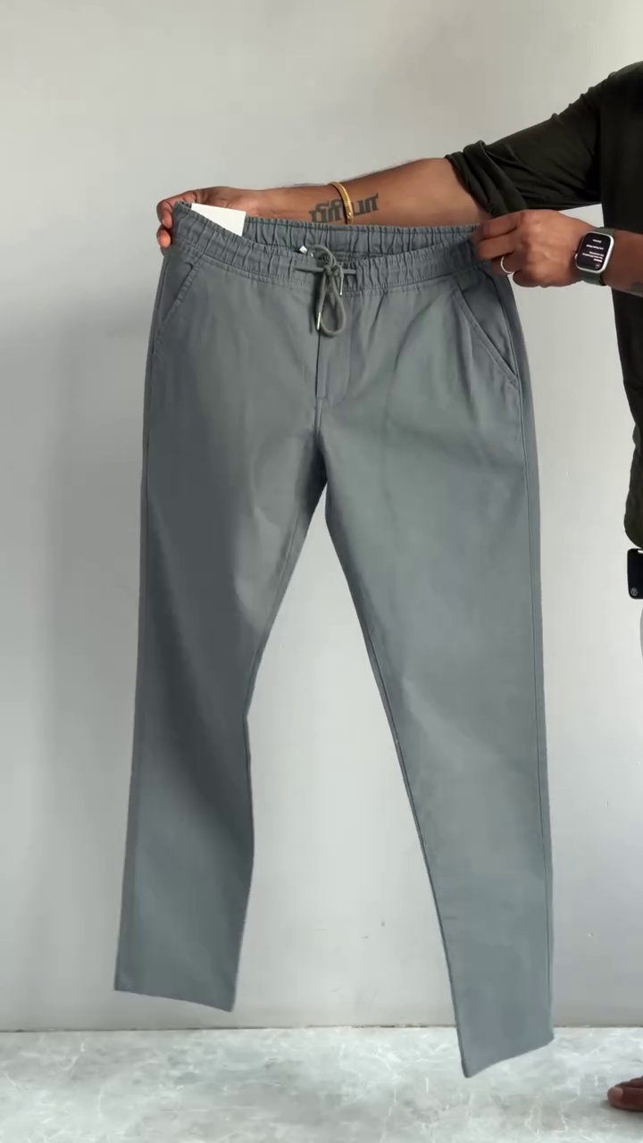 Beige Jogger-Style Pants 🤎👖 with Elastic Waistband ✨ Drawstring Closure 🎀 Side Pockets 👜 and Tapered Leg Design 🦵
