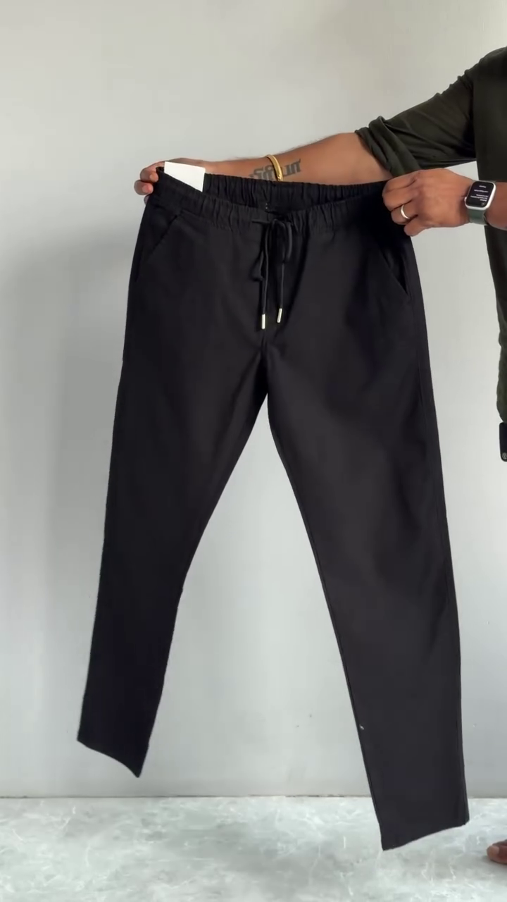 Beige Jogger-Style Pants 🤎👖 with Elastic Waistband ✨ Drawstring Closure 🎀 Side Pockets 👜 and Tapered Leg Design 🦵