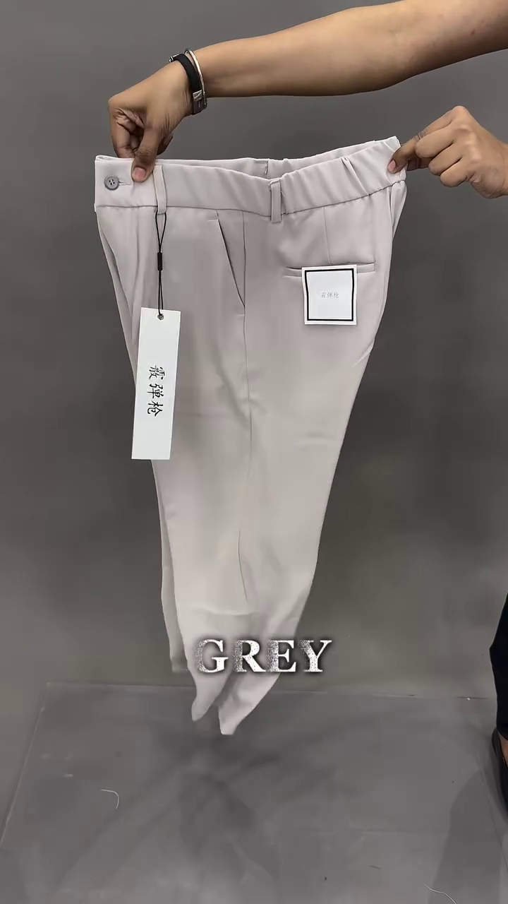 Cream Pleated Trousers 🤍👖 with Button Closure ⚪ Belt Loops 🎀 and Minimalist Elegance ✨