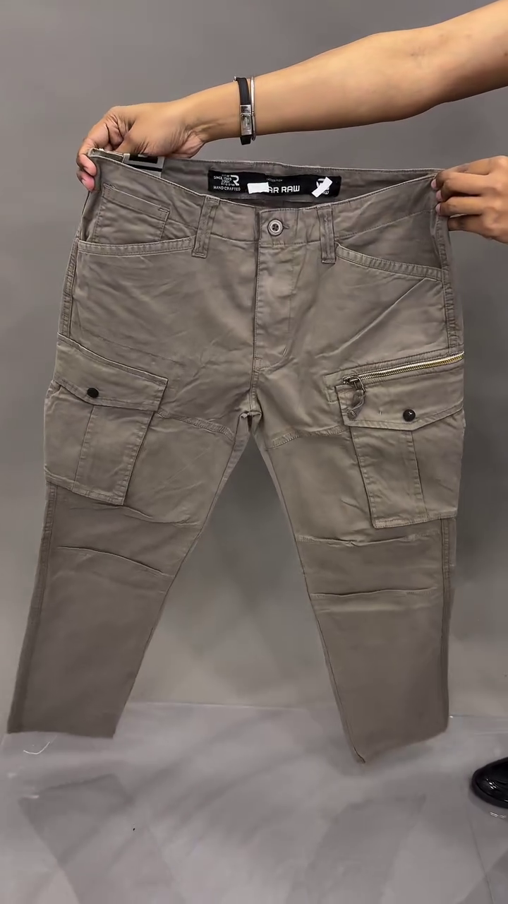 Olive Green Cargo Pants 💚👖 with Multiple Utility Pockets 📦 Reinforced Stitching ✨ and Durable Streetwear Appeal 🛠️