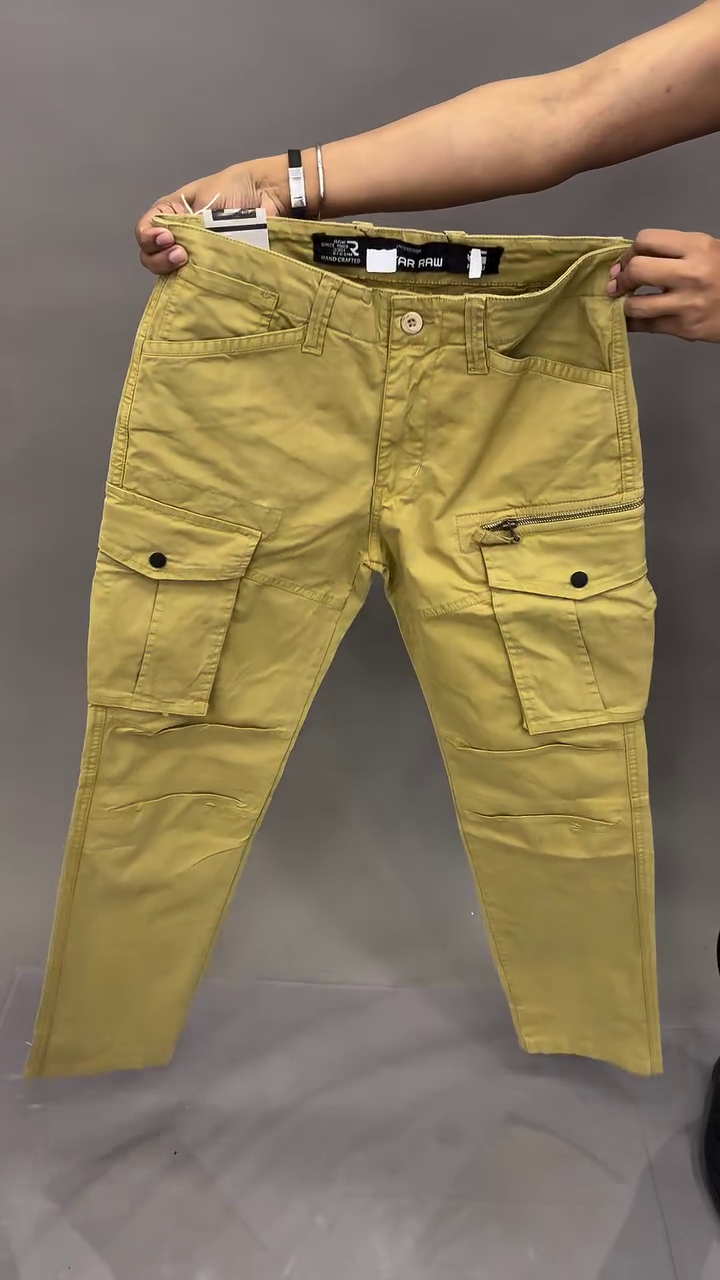 Olive Green Cargo Pants 💚👖 with Multiple Utility Pockets 📦 Reinforced Stitching ✨ and Durable Streetwear Appeal 🛠️