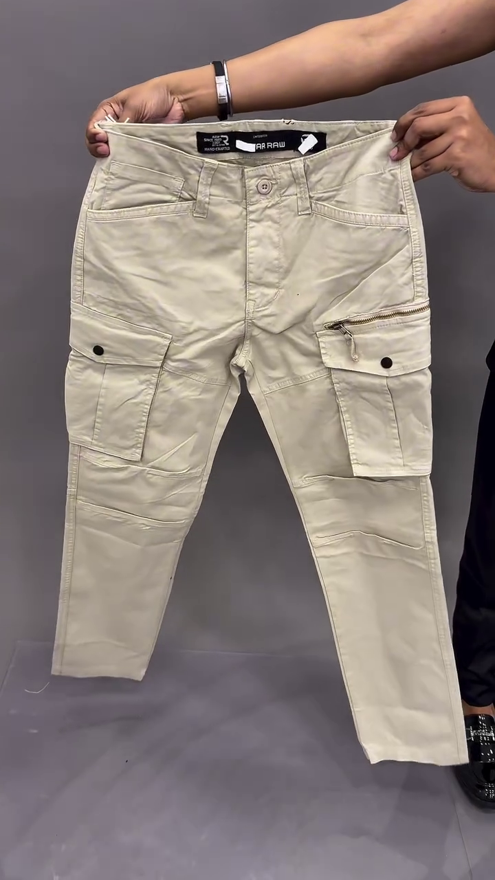 Olive Green Cargo Pants 💚👖 with Multiple Utility Pockets 📦 Reinforced Stitching ✨ and Durable Streetwear Appeal 🛠️