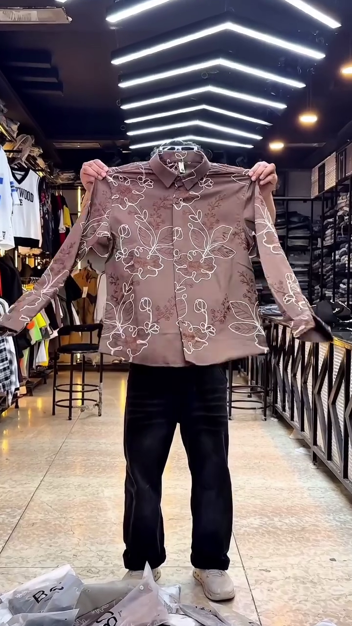Black Long-Sleeve Button-Up Shirt 🖤👕 with Bold White Leaf Pattern 🌿✨