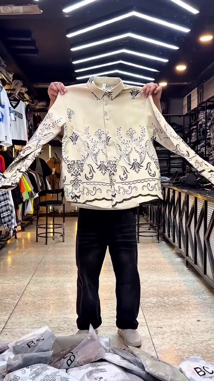 Black Long-Sleeve Button-Up Shirt 🖤👕 with Bold White Leaf Pattern 🌿✨