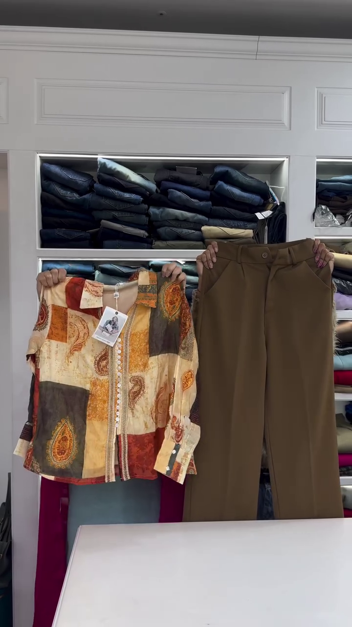 Floral Long-Sleeve Button-Up Shirt 🌸👕 with Pink & Red Patterns ❤️ Decorative Trim ✨ Paired with White Elastic Pants 🤍👖