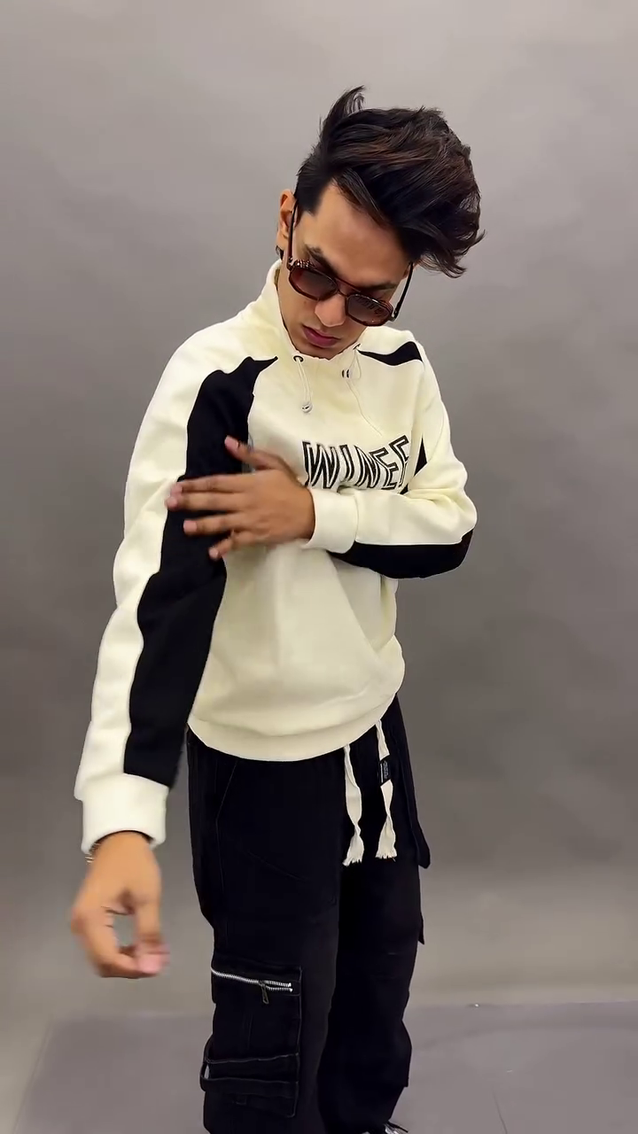 Men’s Cream & Black Contrast Panel Relaxed Fit Hooded Sweatshirt with Bold Front Typography 🧥🔥