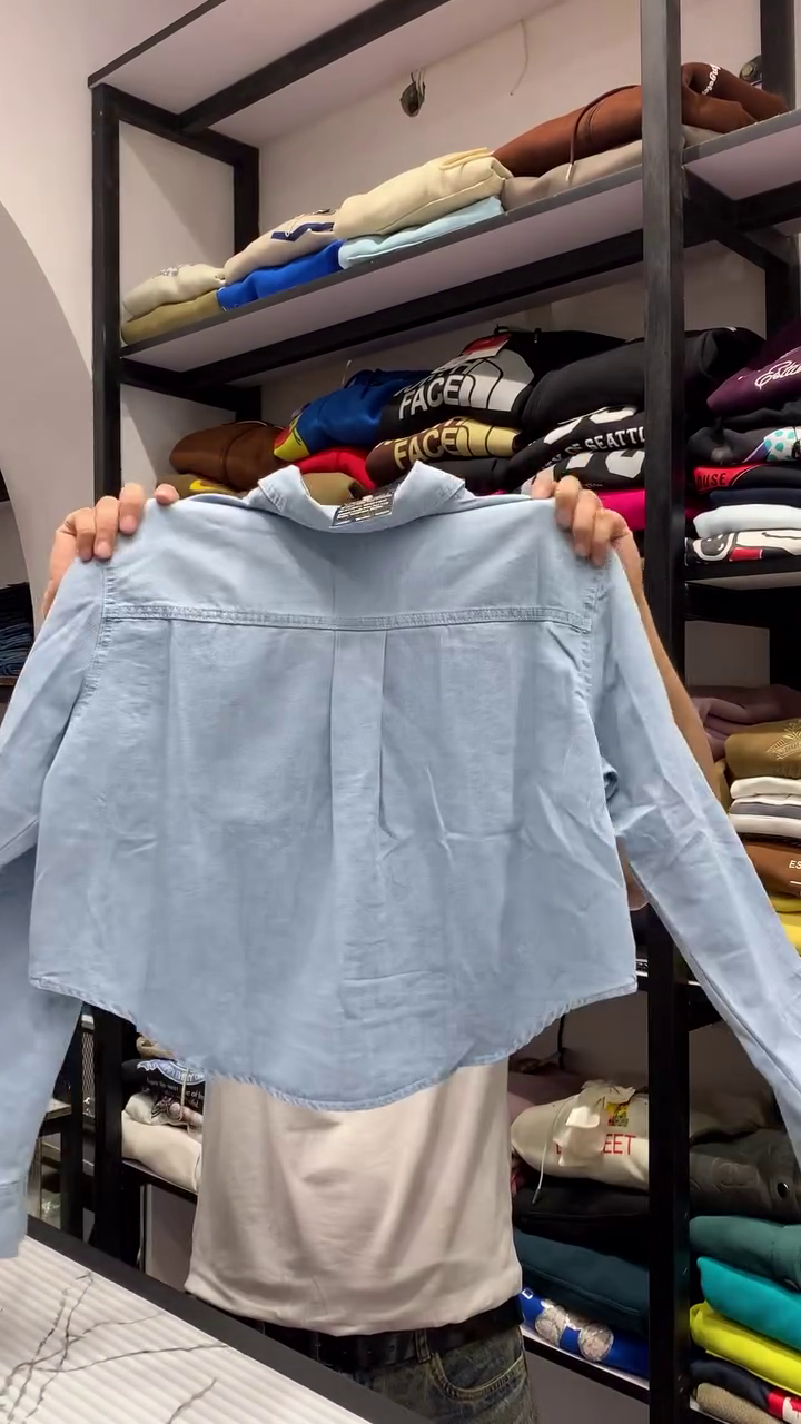 Women’s Light Blue Cropped Denim Button-Down Shirt with Dual Front Pockets 👖✨