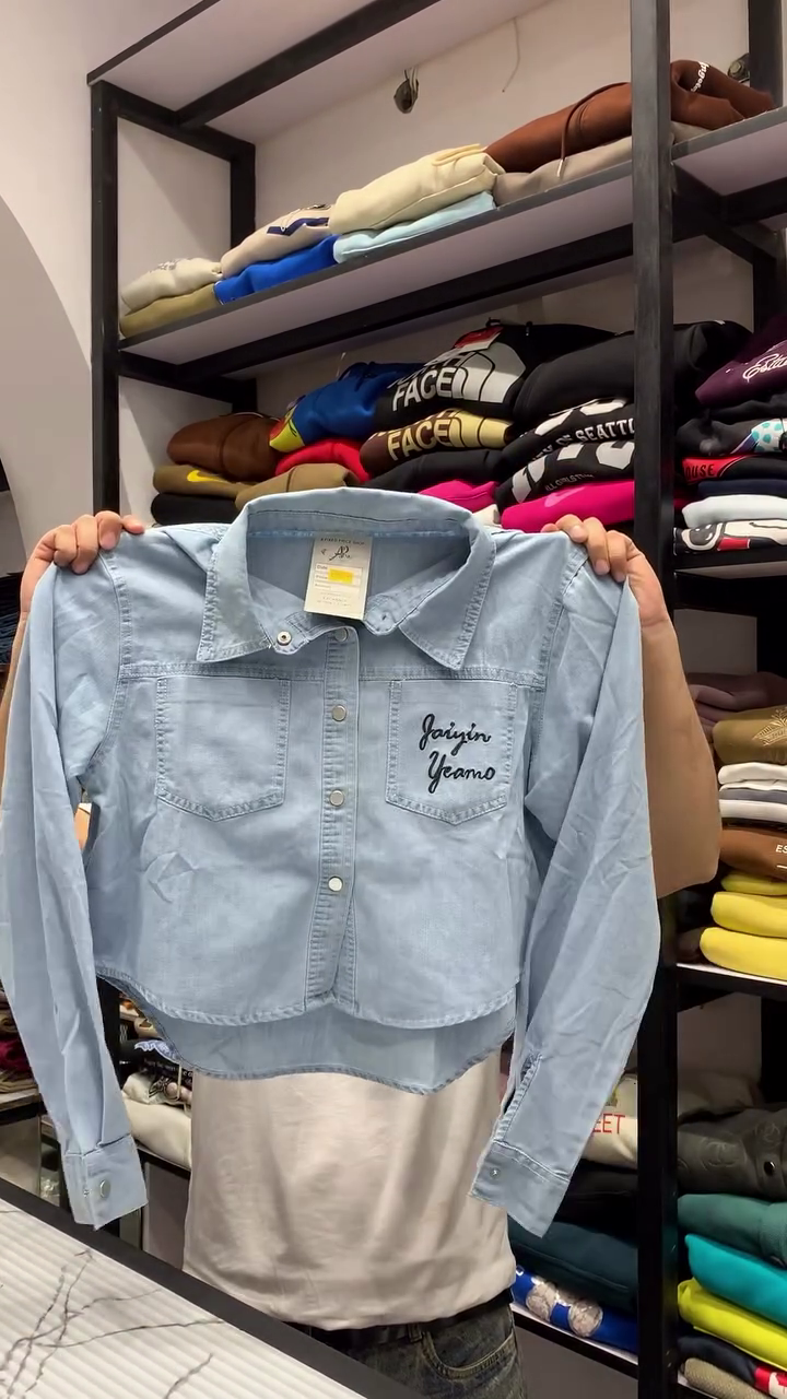 Women’s Light Blue Cropped Denim Button-Down Shirt with Dual Front Pockets 👖✨