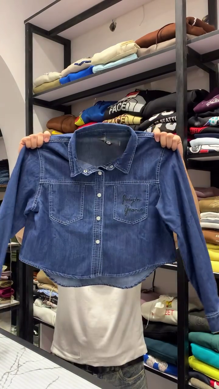 Women’s Light Blue Cropped Denim Button-Down Shirt with Dual Front Pockets 👖✨