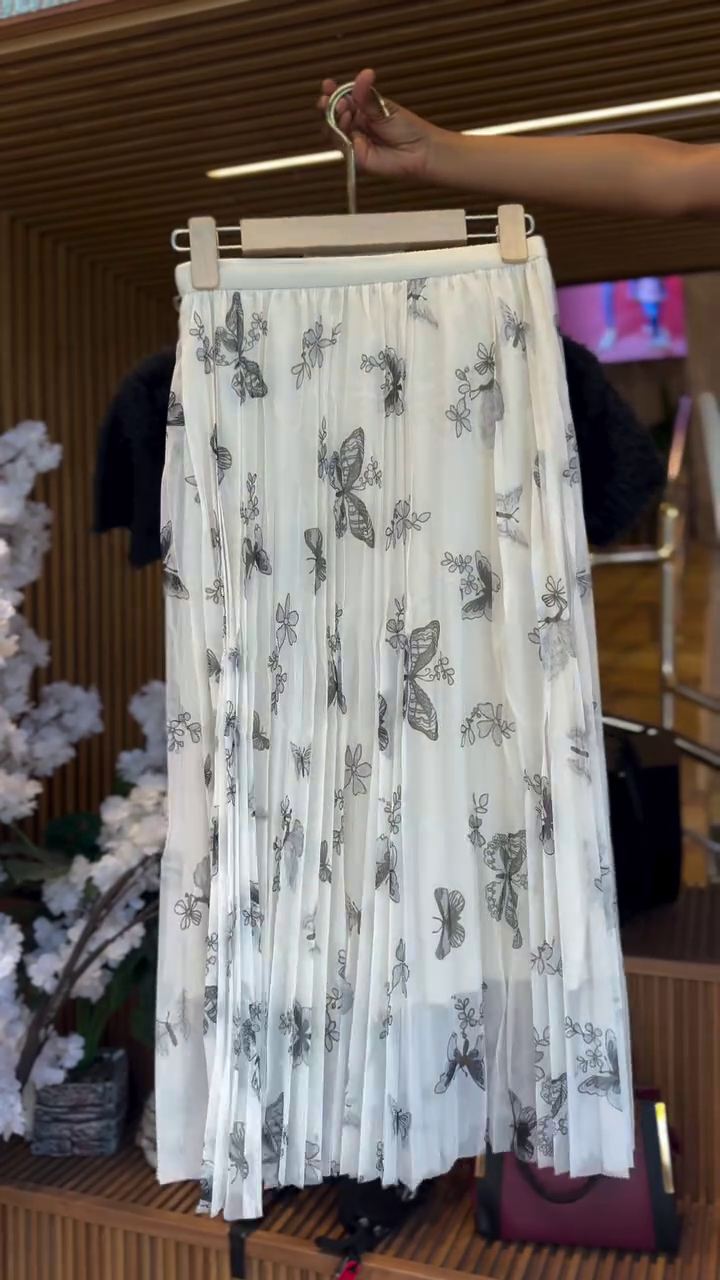 Girls Elegant Black Fuzzy Short-Sleeve Knit Top with White Butterfly Printed Pleated Chiffon Dress Set 🦋✨