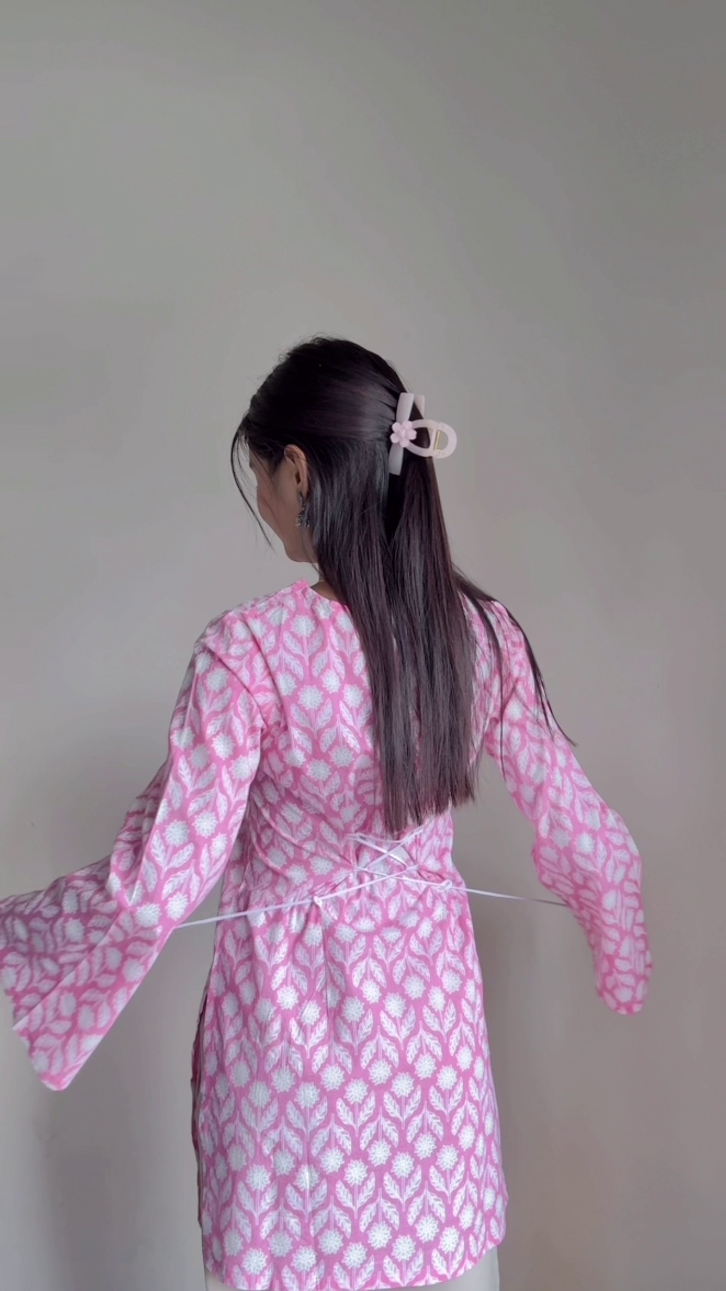 Soft Pink & White Floral Printed A-Line Kurti with V-Neck & Flared Sleeves 🌸💗