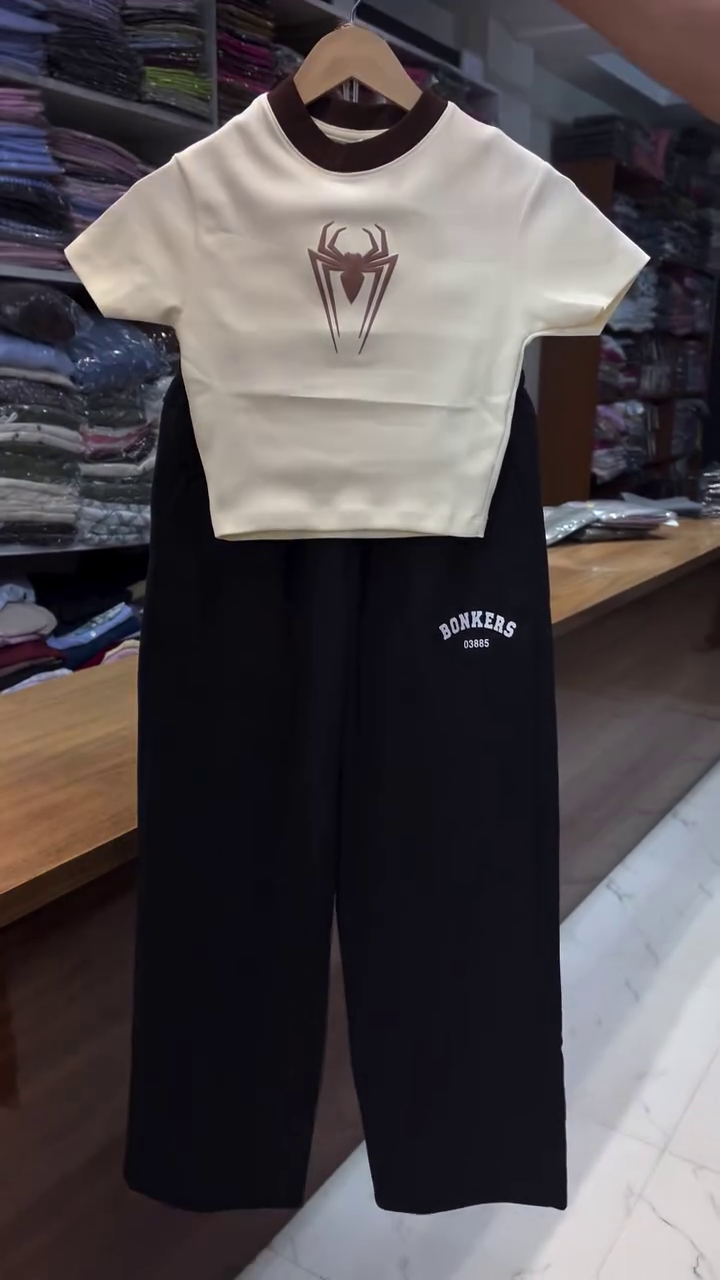 Black Cropped Tee with Beige Wide-Leg Pants Casual Streetwear Ensemble 🌑👕👖✨
