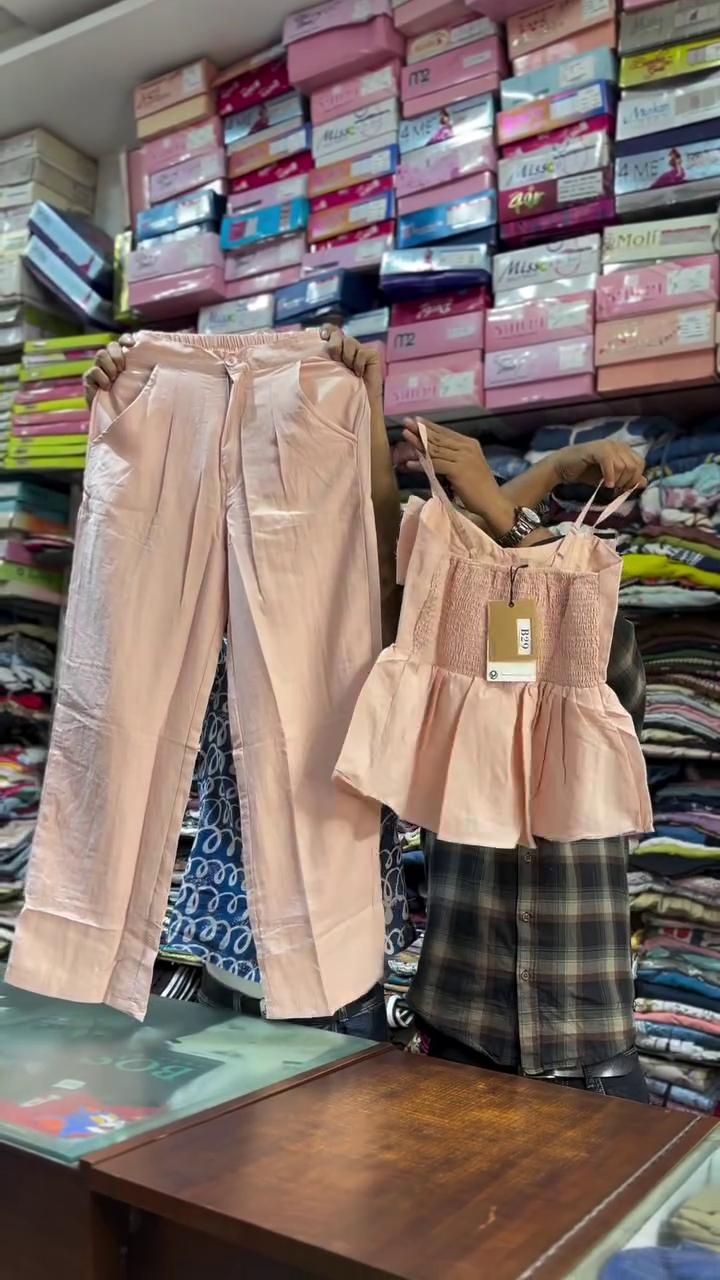 Light Pink Sleeveless Top with Decorative Black-Trimmed Bow and Matching Pleated Pants Chic Coordinated Outfit 🌸👕👖🎀✨