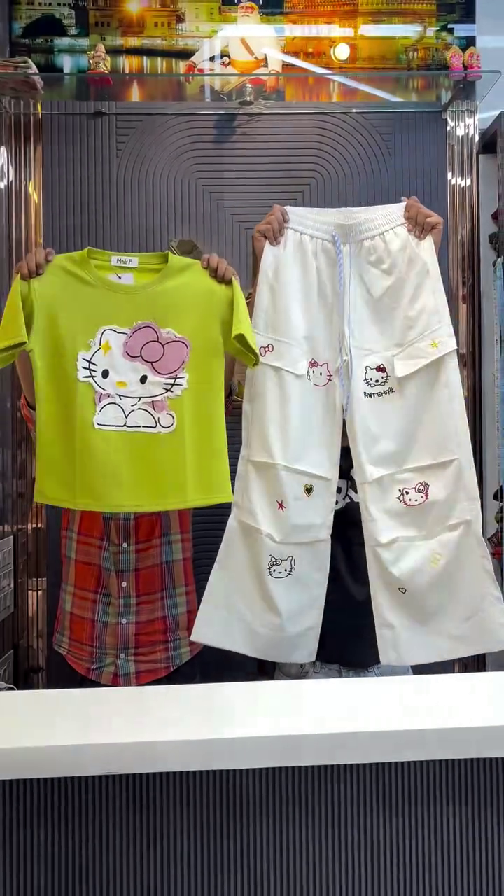 Red Short-Sleeved Hello Kitty Graphic Shirt Paired with White Pants Featuring Multiple Hello Kitty Prints, Stars, Hearts, and Bows Playful Character-Themed Ensemble ❤️👕👖🎀✨