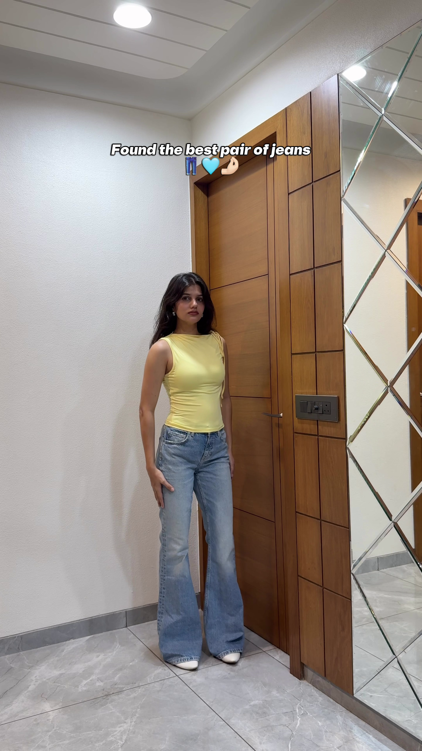 Sleeveless Yellow Top Paired with Light Blue Flared Jeans and White Pointed-Toe Shoes Casual Vibrant Everyday Ensemble 🌼👕👖👠✨