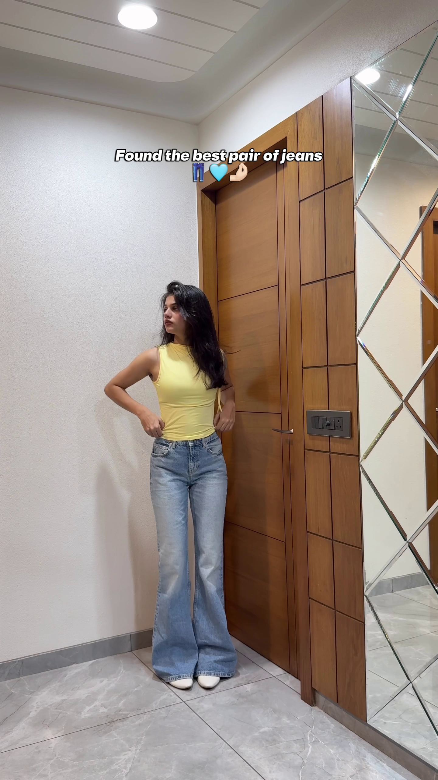 Sleeveless Yellow Top Paired with Light Blue Flared Jeans and White Pointed-Toe Shoes Casual Vibrant Everyday Ensemble 🌼👕👖👠✨