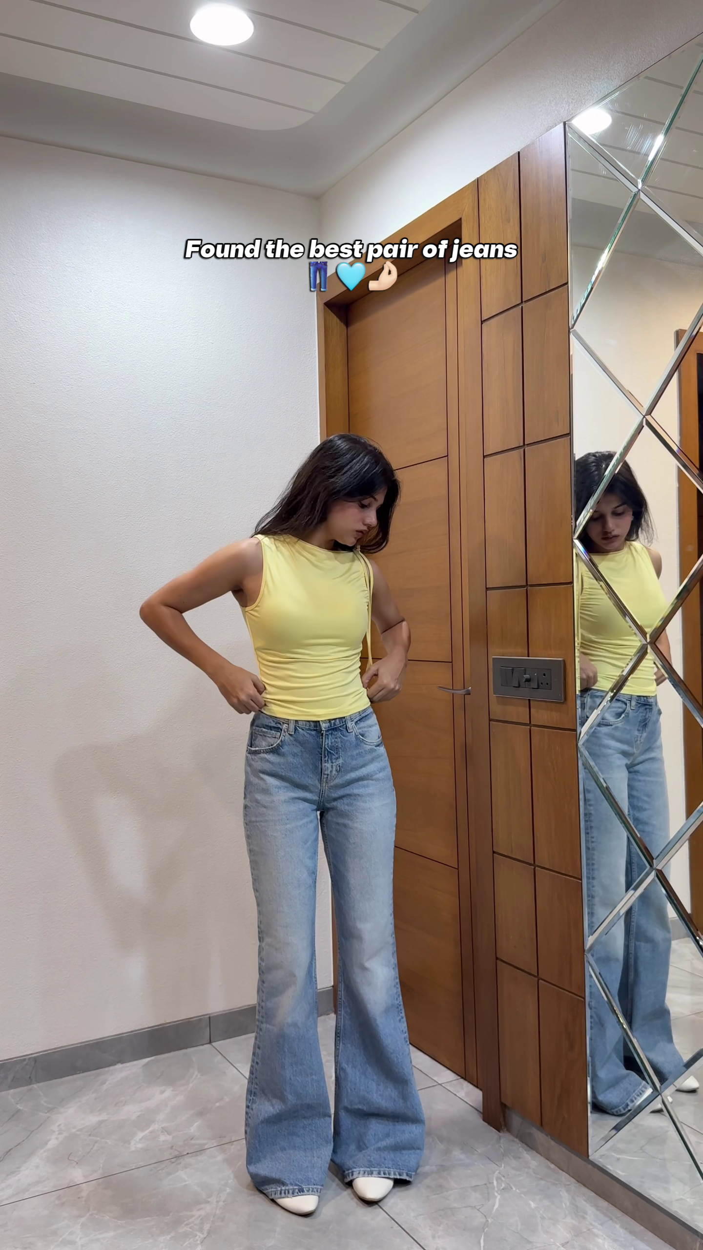 Sleeveless Yellow Top Paired with Light Blue Flared Jeans and White Pointed-Toe Shoes Casual Vibrant Everyday Ensemble 🌼👕👖👠✨
