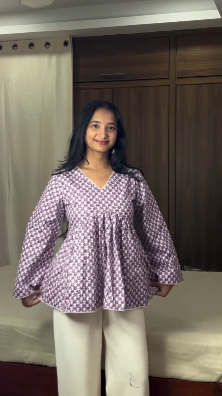 🖤🤍 Bohemian Paisley Print Flowy Bell Sleeve Tunic Top – Relaxed Chic Everyday Fashion Blouse 🖤🤍✨