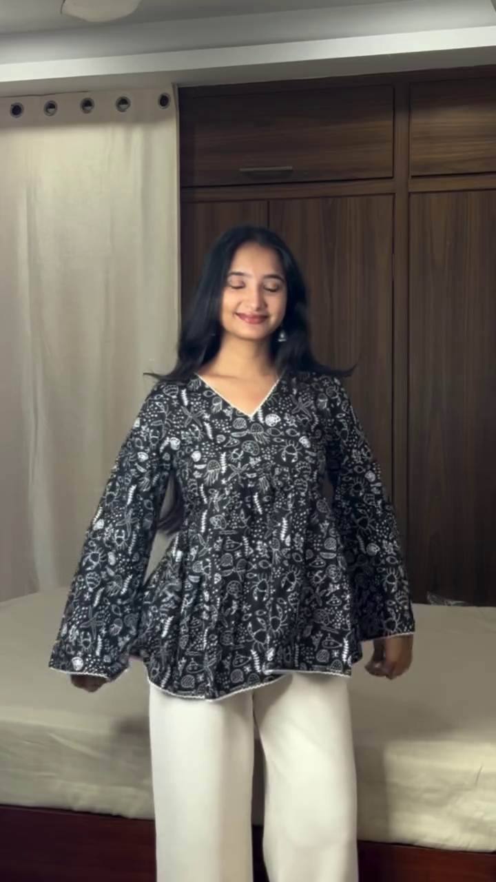 🖤🤍 Bohemian Paisley Print Flowy Bell Sleeve Tunic Top – Relaxed Chic Everyday Fashion Blouse 🖤🤍✨