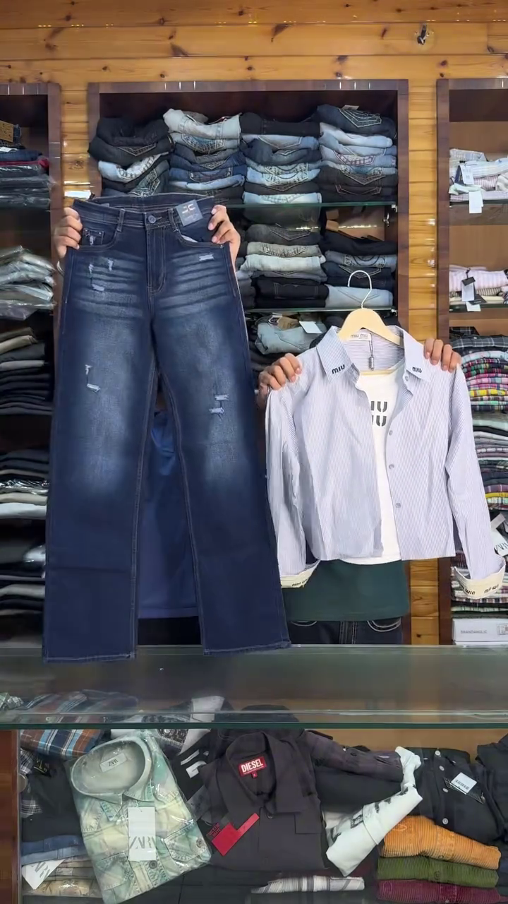 💙👖  Distressed Wide-Leg Denim Jeans with Classic Layered Shirt Set – Modern Casual Streetwear Outfit Combo 👖💙✨
