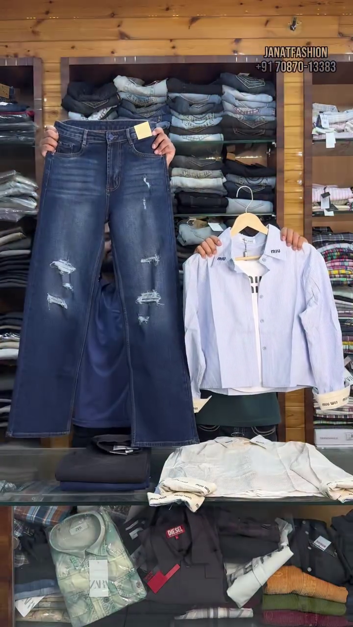 💙👖  Distressed Wide-Leg Denim Jeans with Classic Layered Shirt Set – Modern Casual Streetwear Outfit Combo 👖💙✨